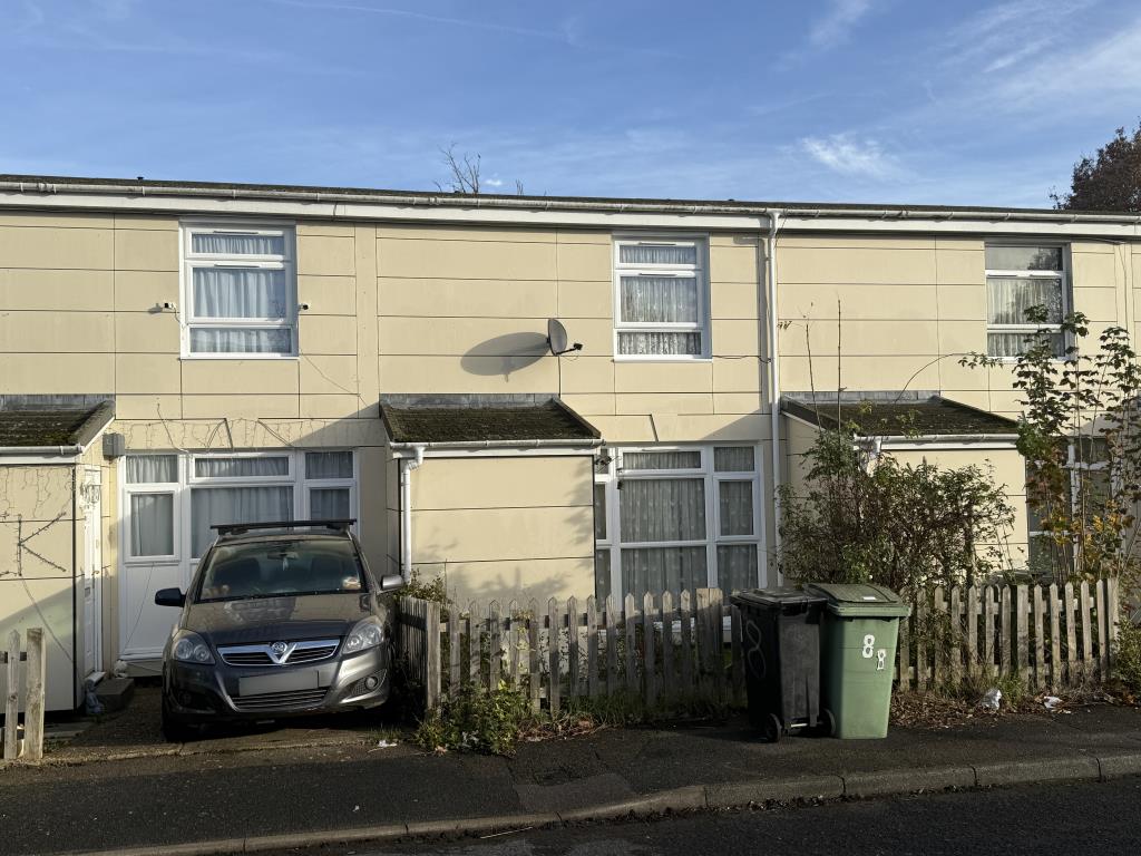 Lot: 35 - HOUSE IN NEED OF IMPROVEMENT - Front View of House in Need of Improvement